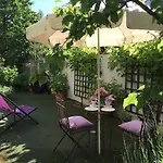 Stylish Garden Apartment In Central Munich